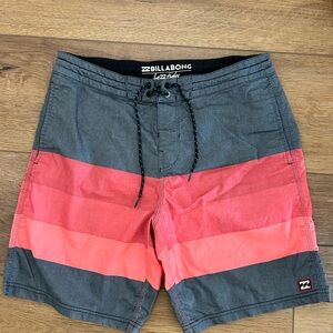 Billabong LoTides Men’s Board Shorts, Swim Trunks Color Gray Size 32‎